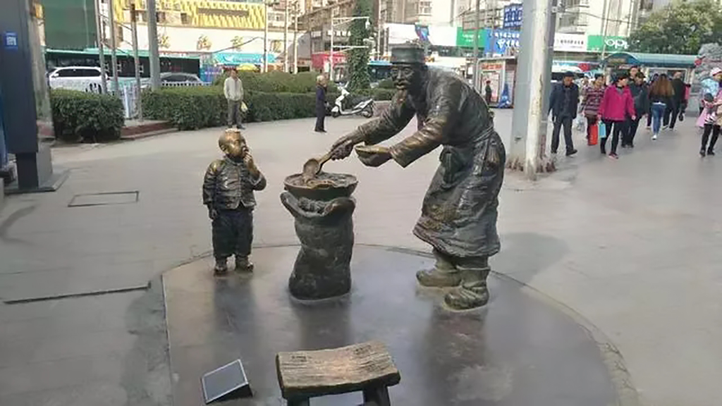 蘭州的鑄銅雕塑《熱冬果》明明只有一個饞嘴小童，為何有兩個小童的說法？