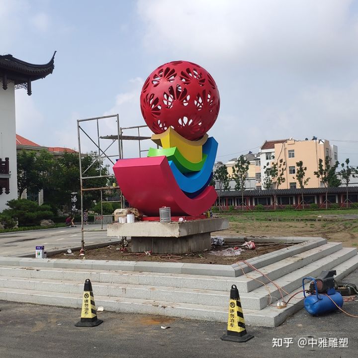 砂巖雕塑的維護需要綜合考慮環境、清潔、防護和專業保養